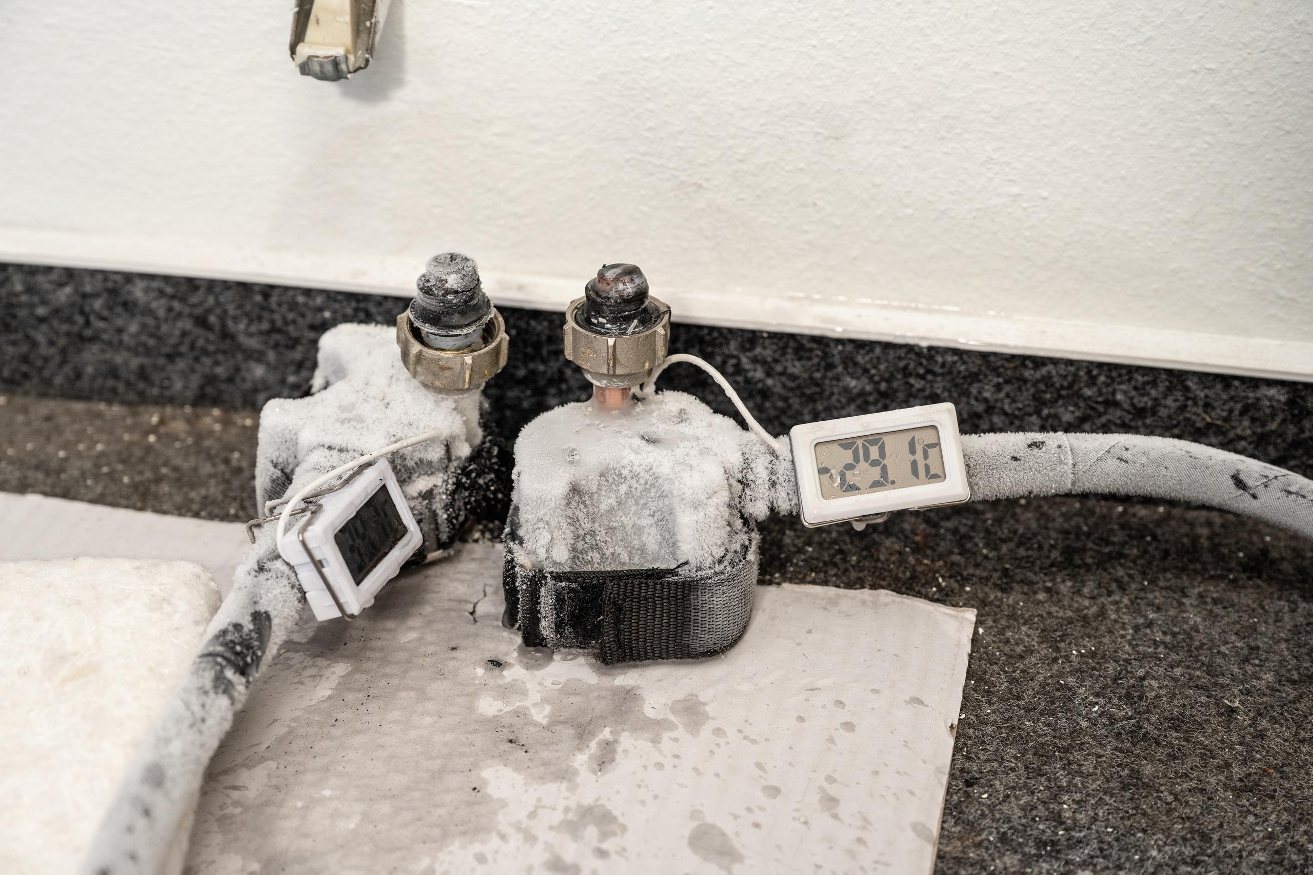 Applicazione reale su tubazione con testine congelamento REMS e termometro digitale in funzione