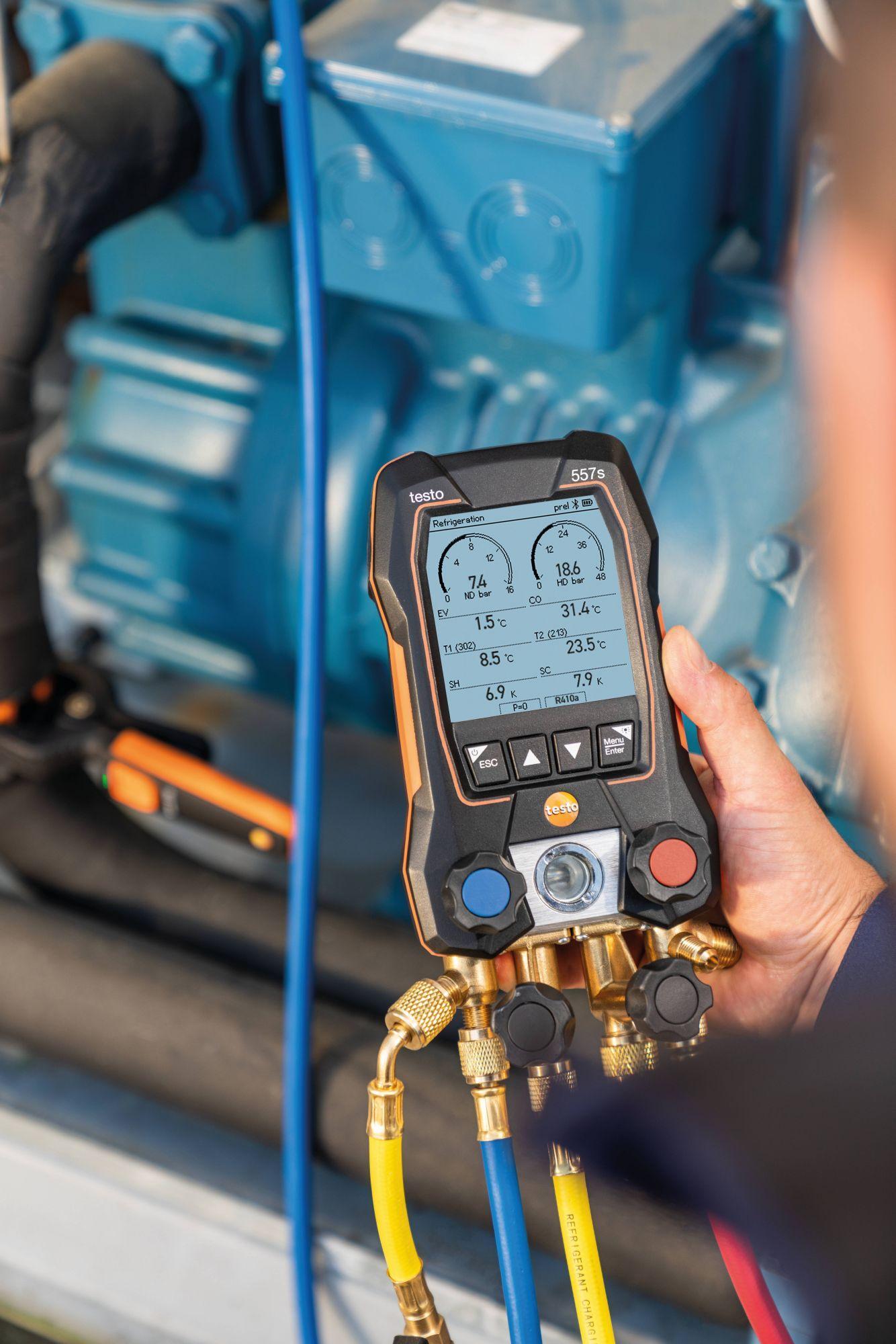 Smart Kit per il vuoto con tubi di riempimento TESTO 557s, con sonde bluetooth e gruppo manometrico digitale.