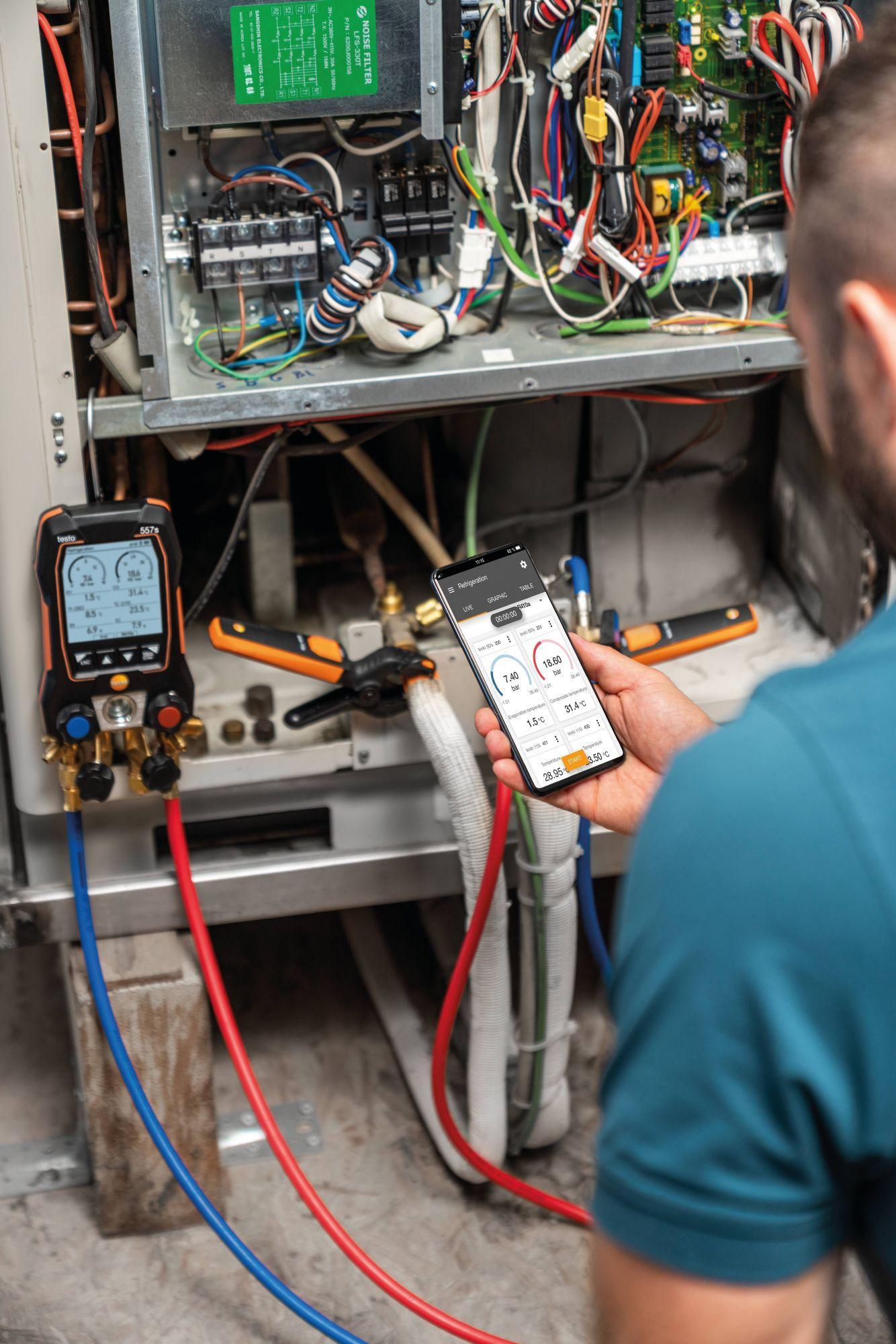 Smart Kit per il vuoto con tubi di riempimento TESTO 557s, con sonde bluetooth e gruppo manometrico digitale.