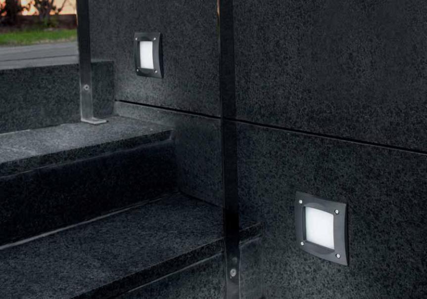 Placca per telaio incasso luce segnapassi LEDS C4 BASIC 05, quadrata con griglia, colore nero.
