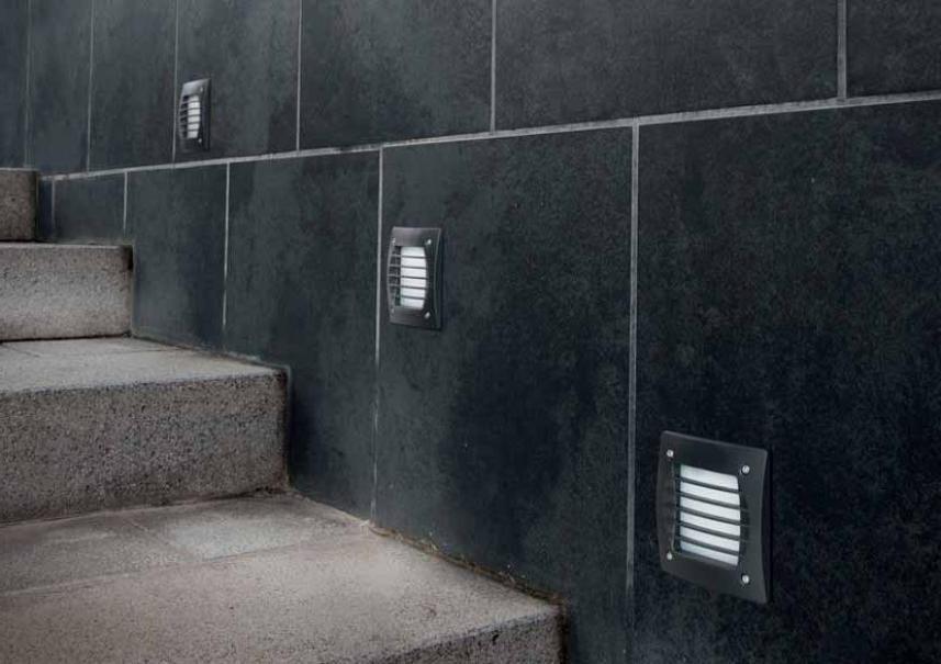 Placca per telaio incasso luce segnapassi LEDS C4 BASIC 05, quadrata semicoperta, colore nero