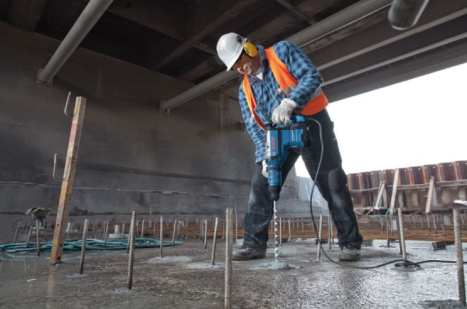 utilizzo martello perforatore bosch gbh 8 45 dv in contesto edile professionale