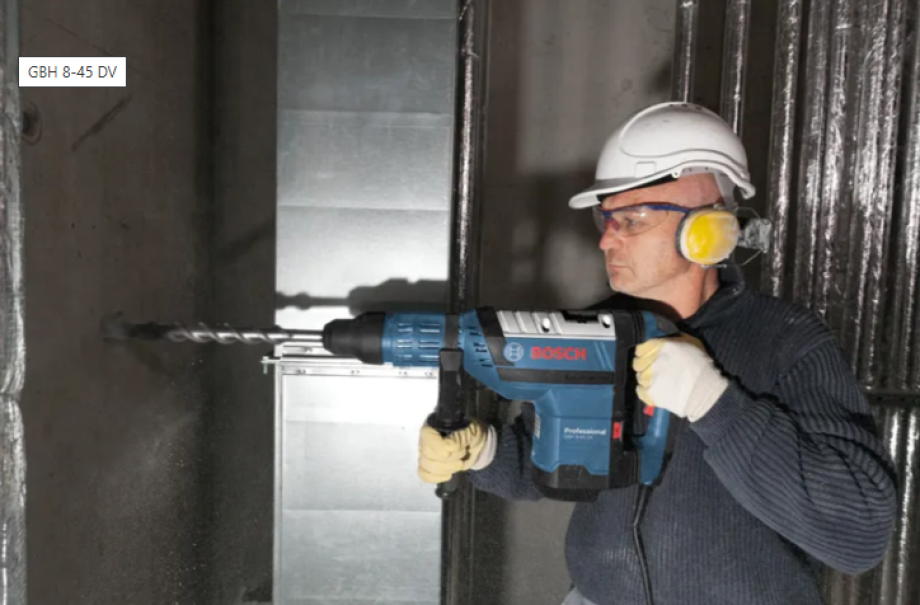 martello perforatore bosch gbh 8 45 dv durante perforazione muro