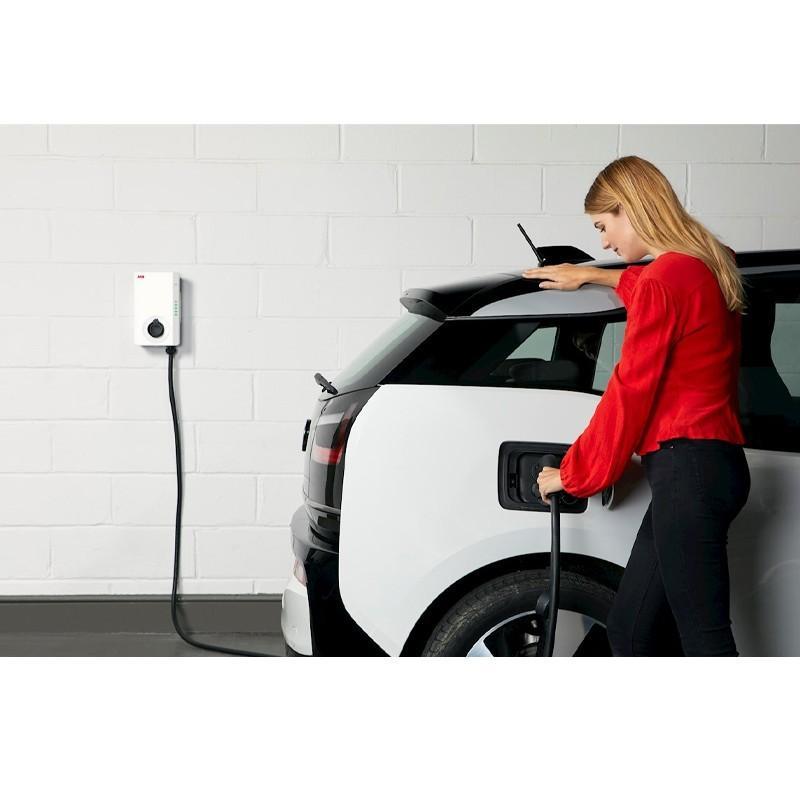stazione di ricarica auto elettriche abb wallbox bianca con cavo tipo 2 avvolto