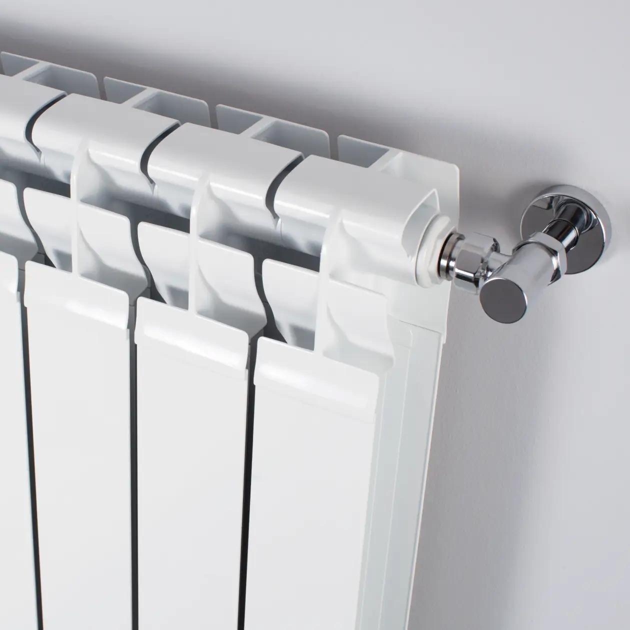 dettaglio attacco radiatore alluminio verticale 4 elementi finitura bianca alta efficienza termica installazione muro