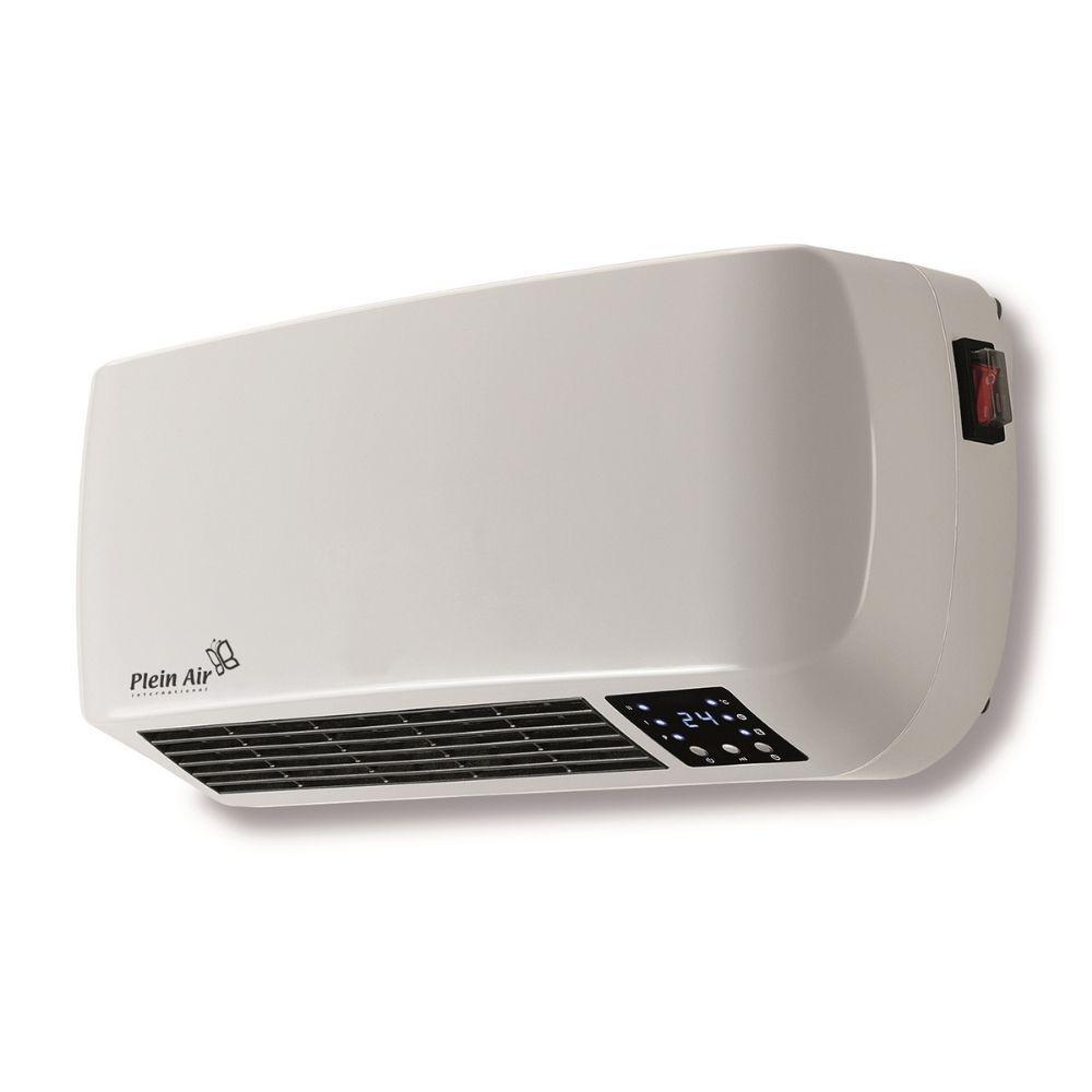 termoconvettore ceramico da parete bianco con display digitale e logo plein air kemper in ambiente domestico