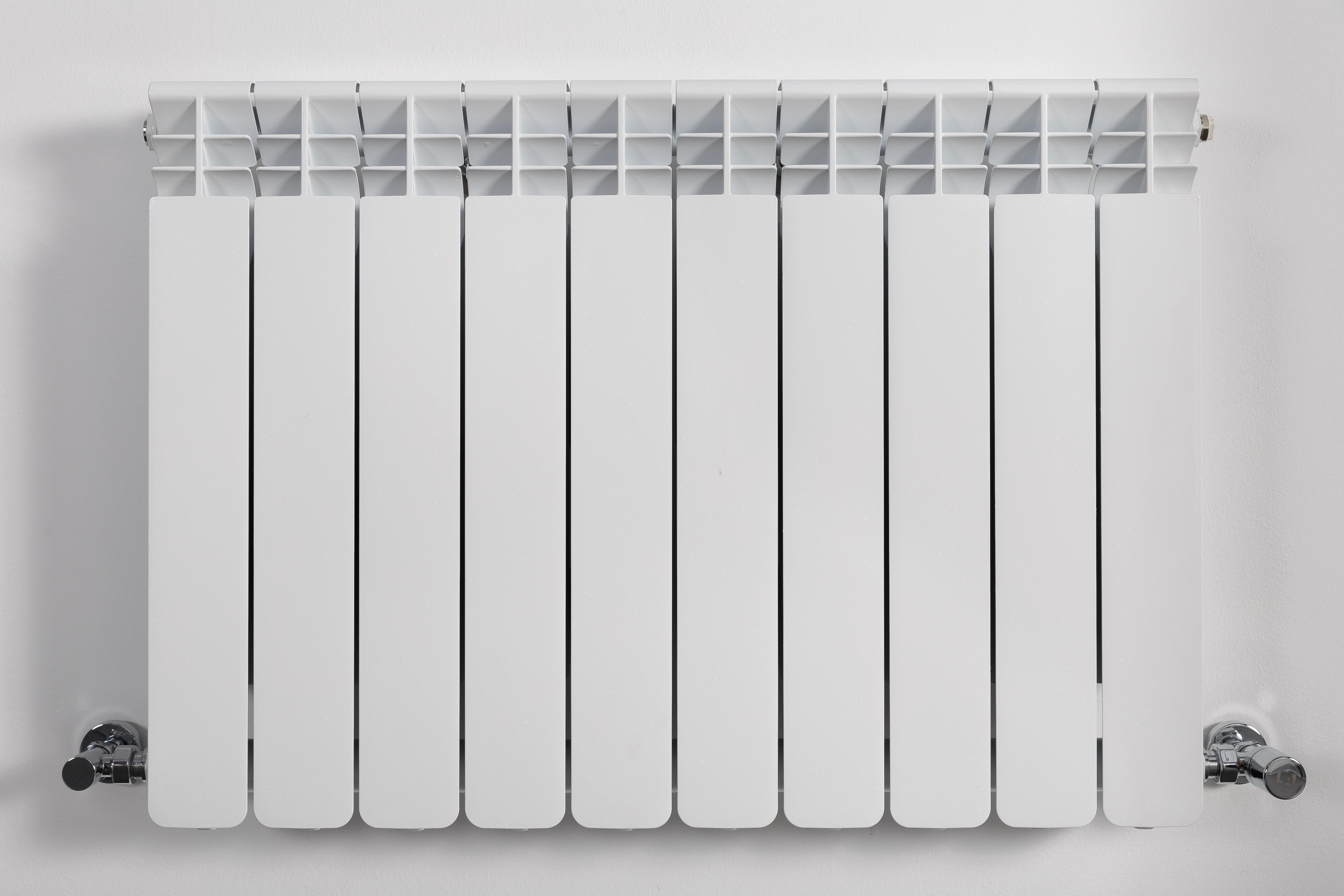 radiatore alluminio bianco 6 elementi vista frontale montato a parete