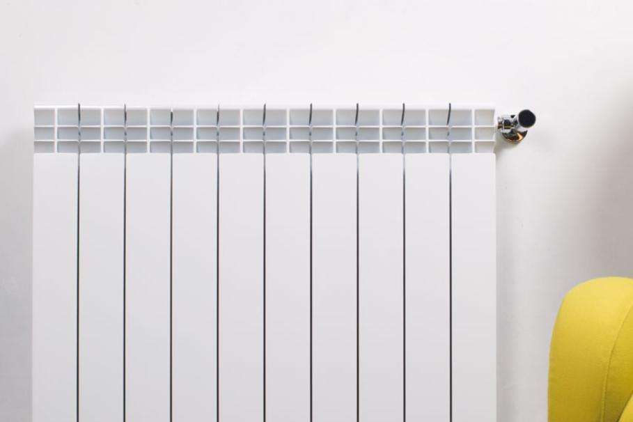 dettaglio radiatore alluminio bianco interasse 500mm montato a parete