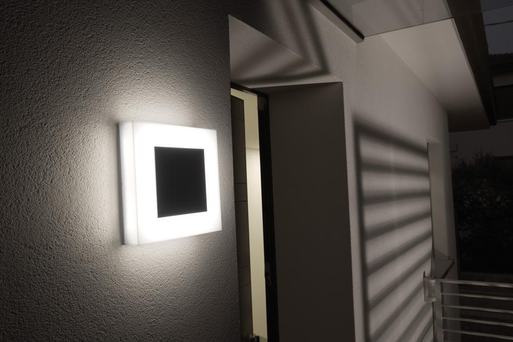 plafoniera esterno lombardo montata parete effetto luminoso sera lampada led lombardo installata su parete esterna illuminata di notte