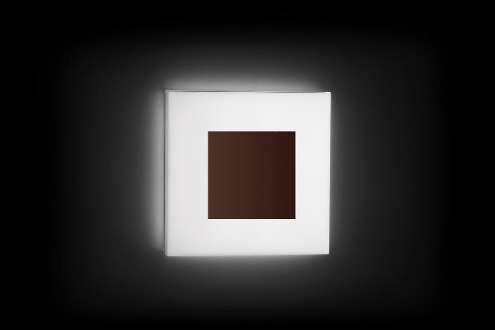 dettaglio frontale lampada led quadrata lombardo accensione dettaglio frontale plafoniera led lombardo accesa in ambiente buio