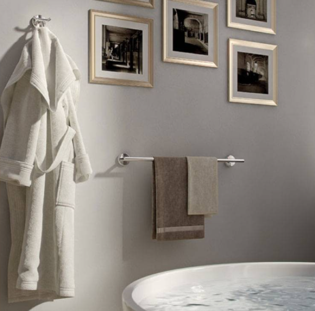 portasalviette cromato installato su parete bagno moderno