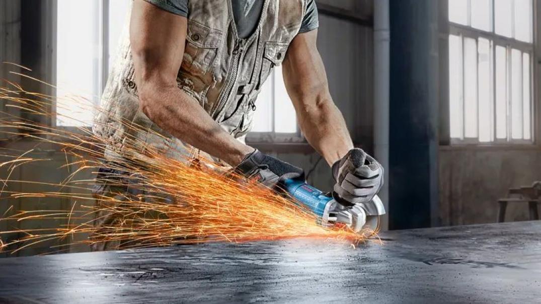 Applicazione smerigliatrice angolare Bosch GWS 880 durante lavorazioni di taglio e sgrossatura metallo