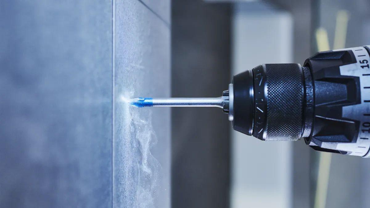 dettaglio punta Bosch HEX9 mentre fora piastrella