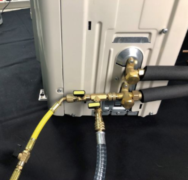 esempio applicativo kit vuoto rapido montato su unitu00e0 esterna climatizzatore con connessioni WIGAM