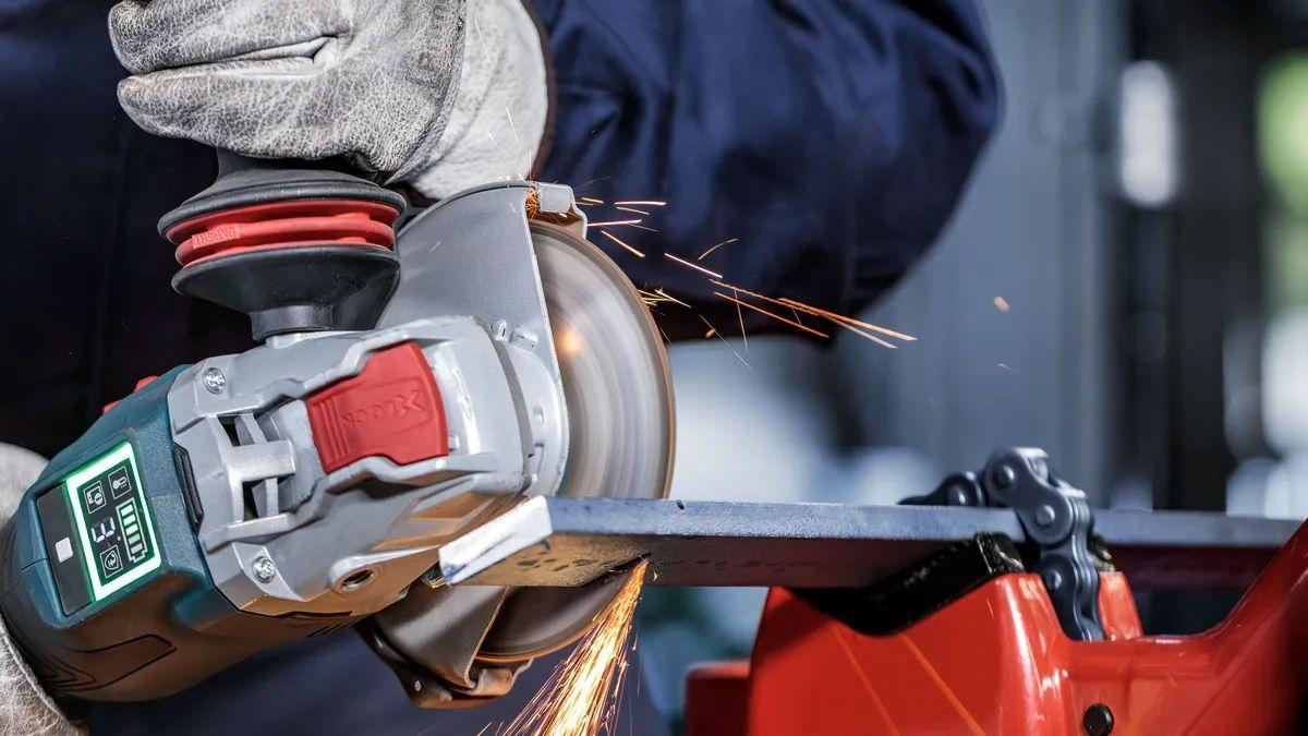Smerigliatrice angolare con disco Bosch X-Lock in funzione sul metallo