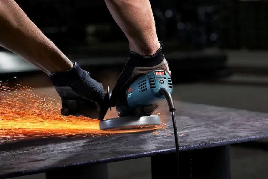 smerigliatrice Bosch in azione mentre taglia metallo e produce scintille
