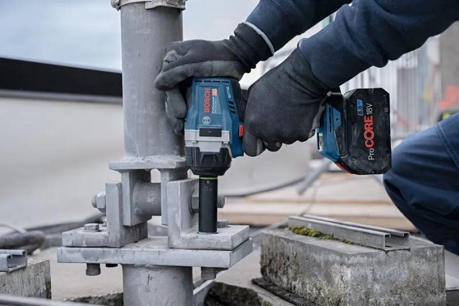 Lavorazione industriale con avvitatore a massa battente Bosch 18V
