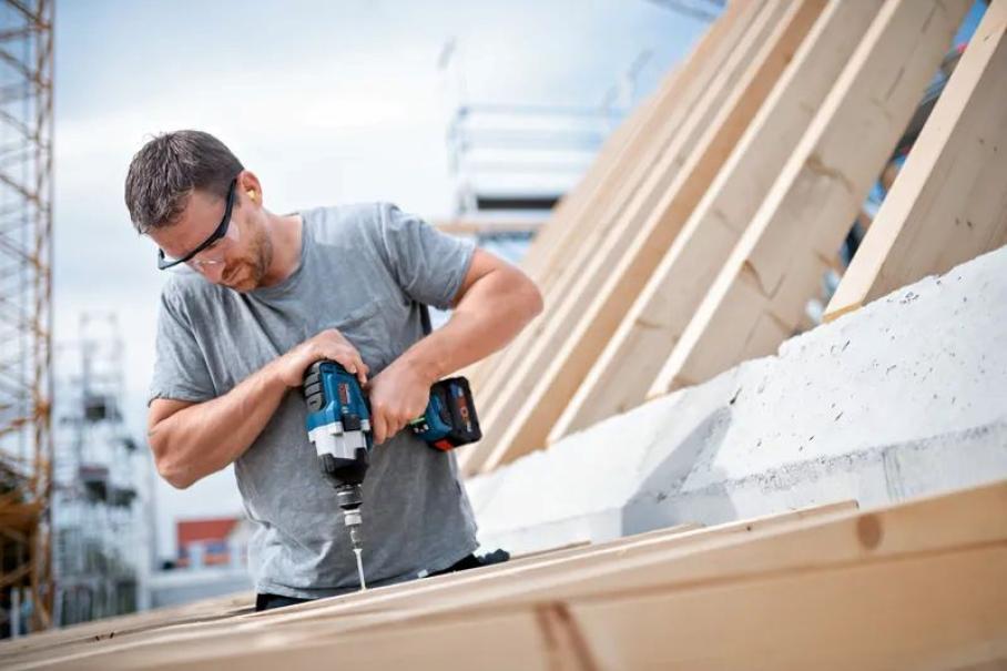 Utilizzo avvitatore Bosch 18V su struttura in legno da professionista