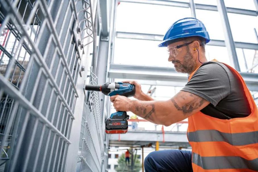 Avvitatore Bosch 18V massa battente in uso su struttura metallica