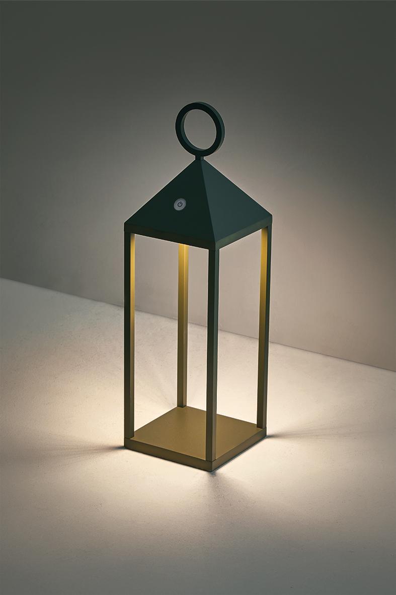lampada da tavolo led ricaricabile in funzione su terrazza lampada led portatile antracite accesa effetto luce calda per esterno