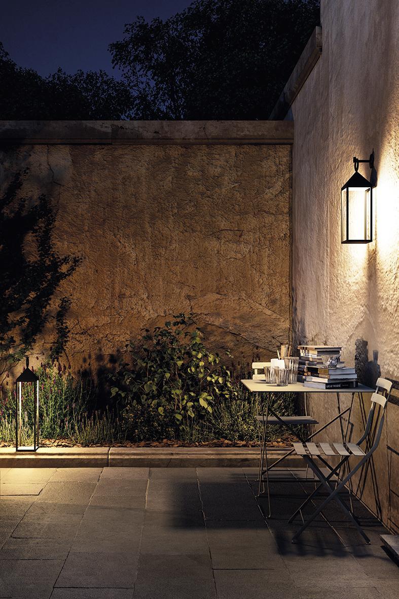installazione lampada da tavolo portatile led antracite su patio esterno lampada portatile led antracite in giardino installazione esterna rossini
