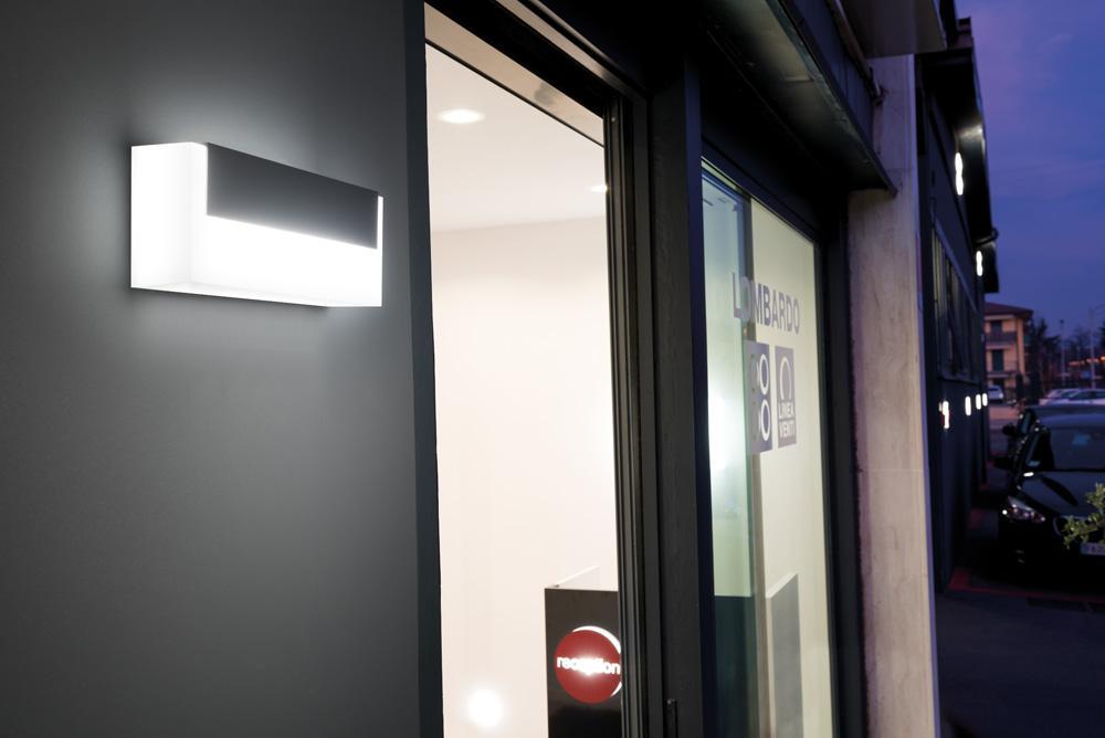 applique lombardo led in installazione esterna su muro applique led lombardo installazione su edificio esterno