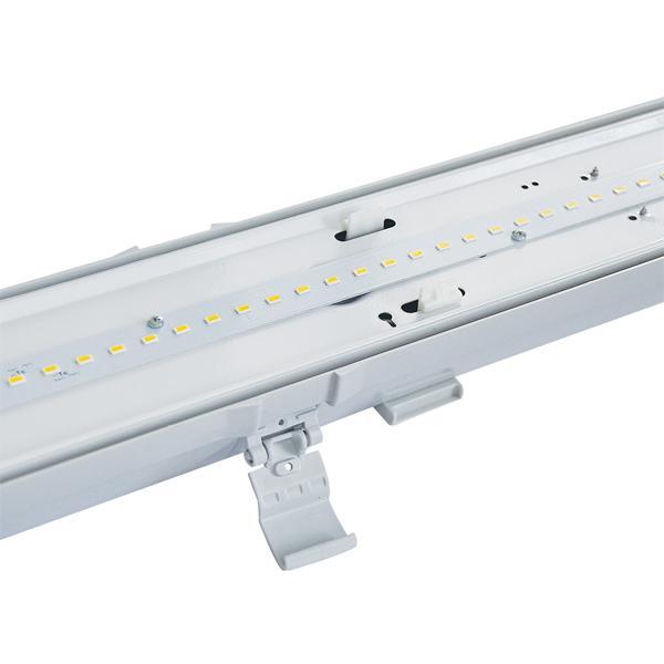 Dettaglio interno LED plafoniera stagna Leaf Light con strip LED e riflettore in acciaio