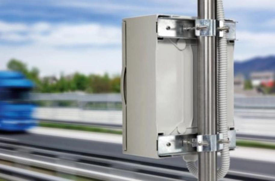 quadro elettrico bocchiotti vetroresina installato su palo in ambiente esterno