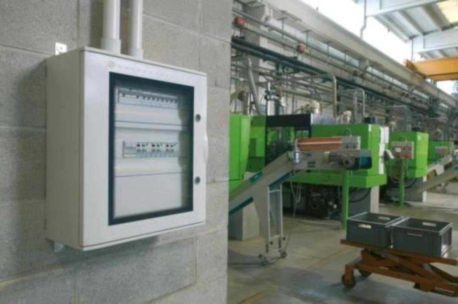 quadro elettrico bocchiotti vetroresina IP66 in ambiente industriale montato a parete