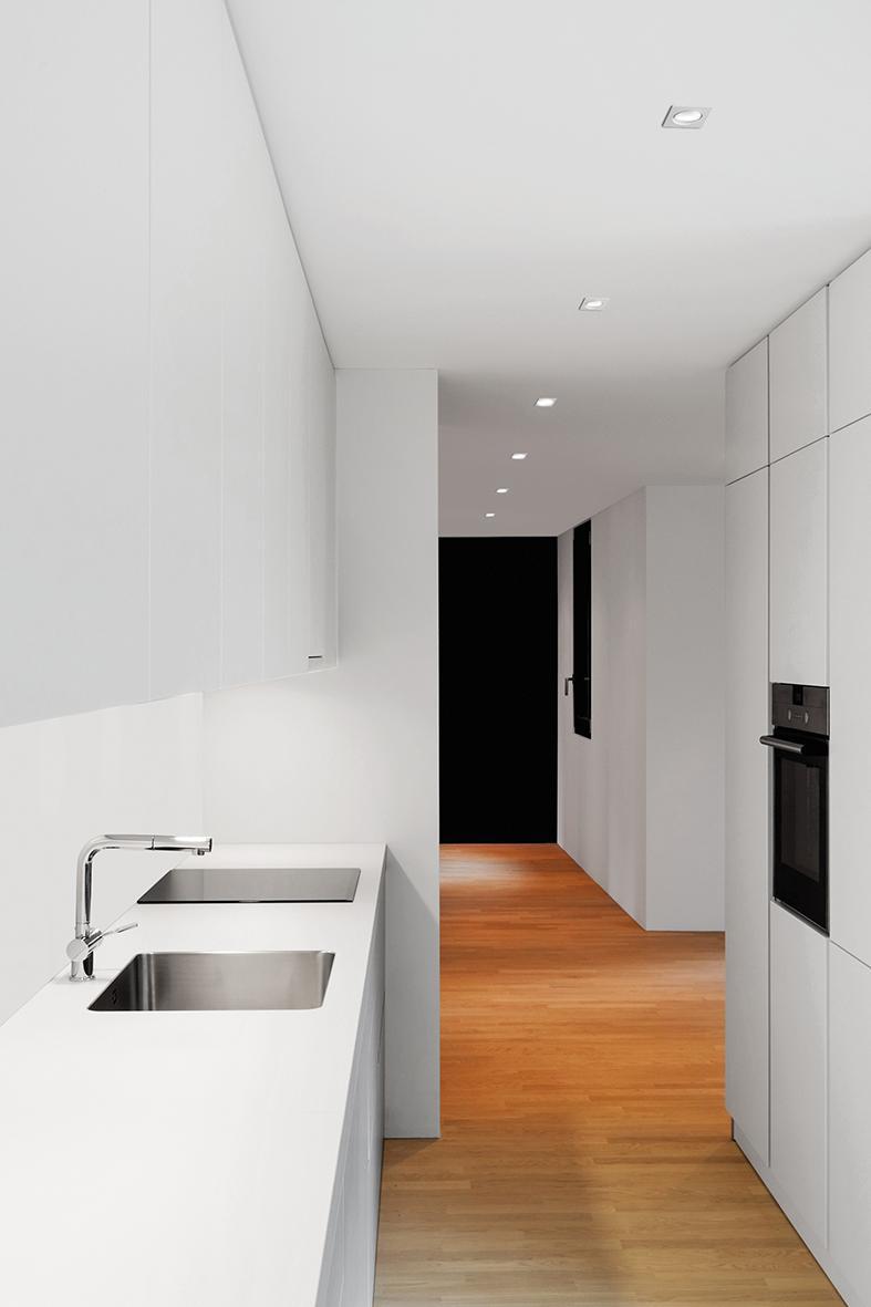 installazione faretti incasso soffitto grigio GU10 in cucina moderna