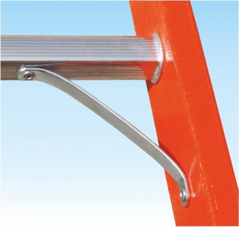 particolare del gancio anti-sfilo in acciaio zincato della scala multiposizione Frigerio