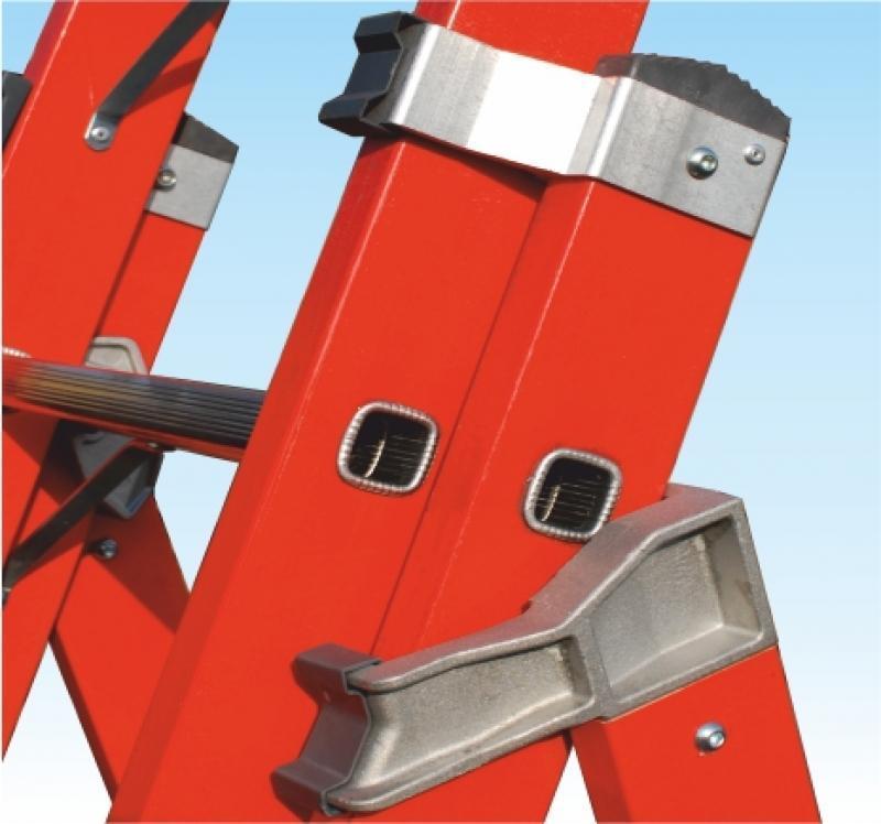 dettaglio rinforzo e aggancio piolo montante scala vetroresina Frigerio