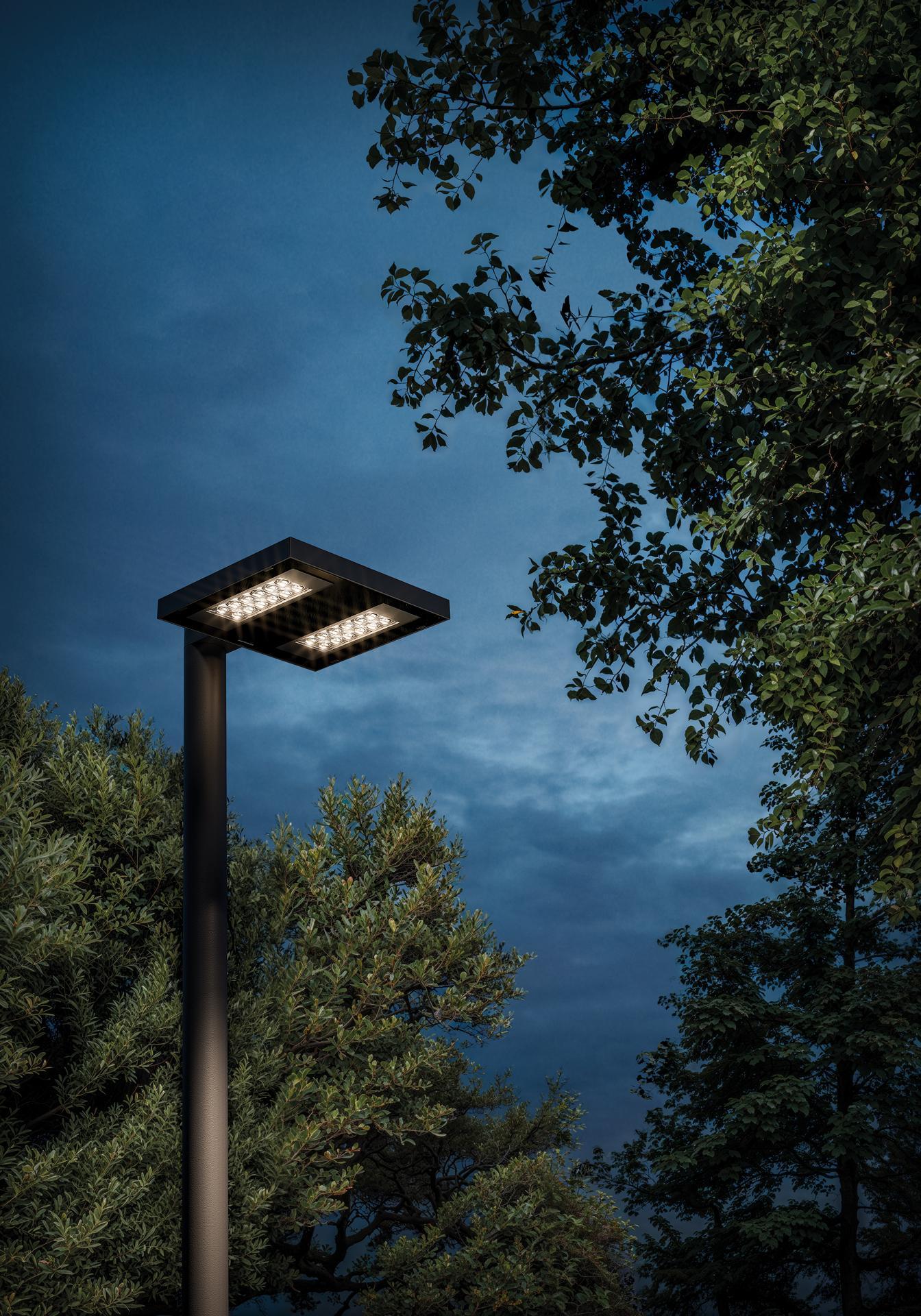 Esempio di utilizzo lampione LED Lombardo illuminazione stradale Lampione LED installato in ambiente esterno illuminazione notturna