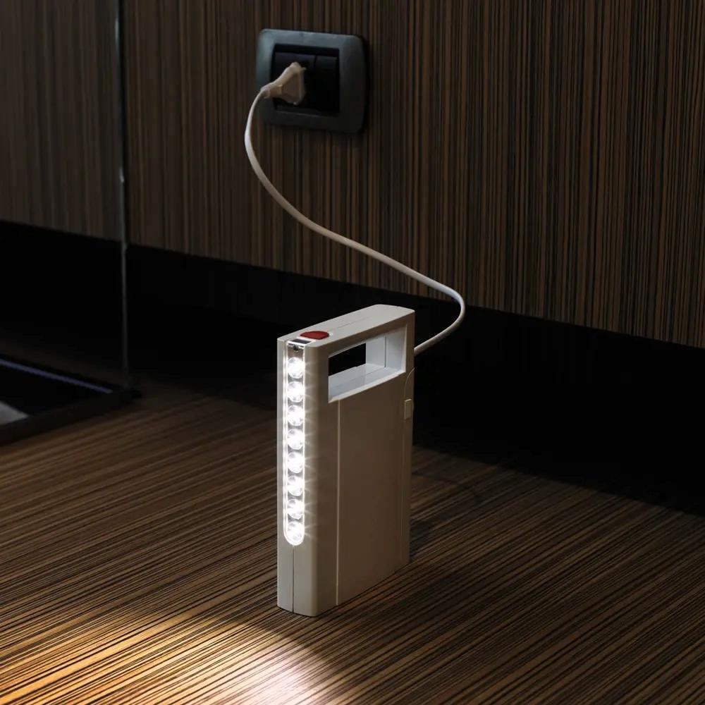 lampada led beghelli bianca collegata alla presa ricarica per luce emergenza domestica