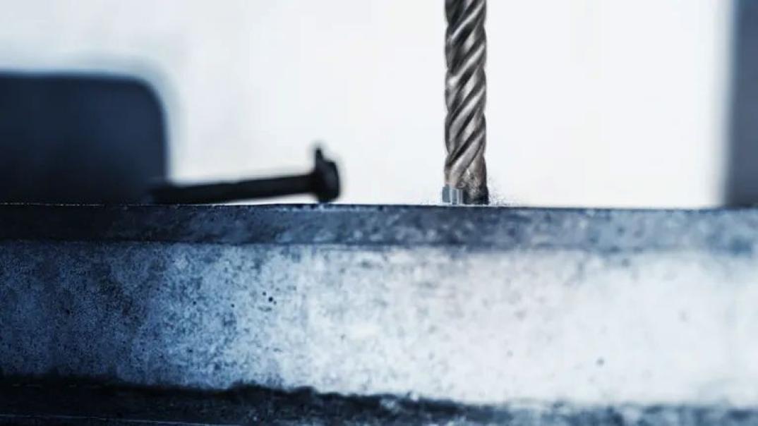 Punta SDS plus Bosch in azione su calcestruzzo armato in cantiere