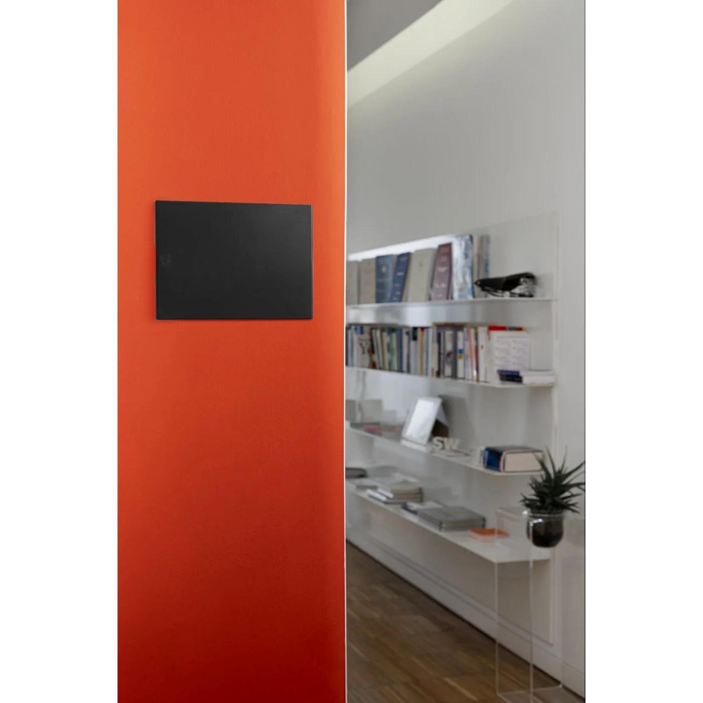 installazione frontale centralino incasso elettrocanali nero su parete arancione soggiorno moderno