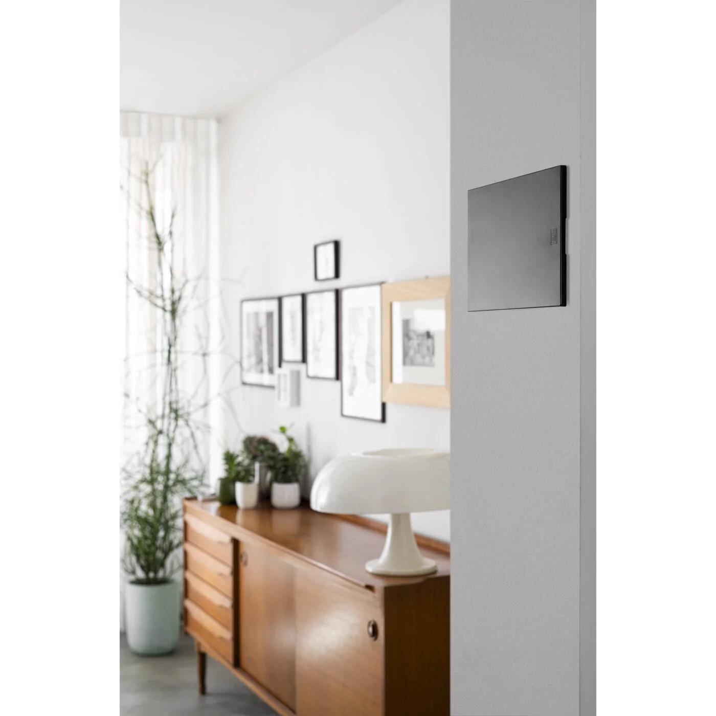 centralino incasso elettrocanali nero installato in ambiente domestico moderno