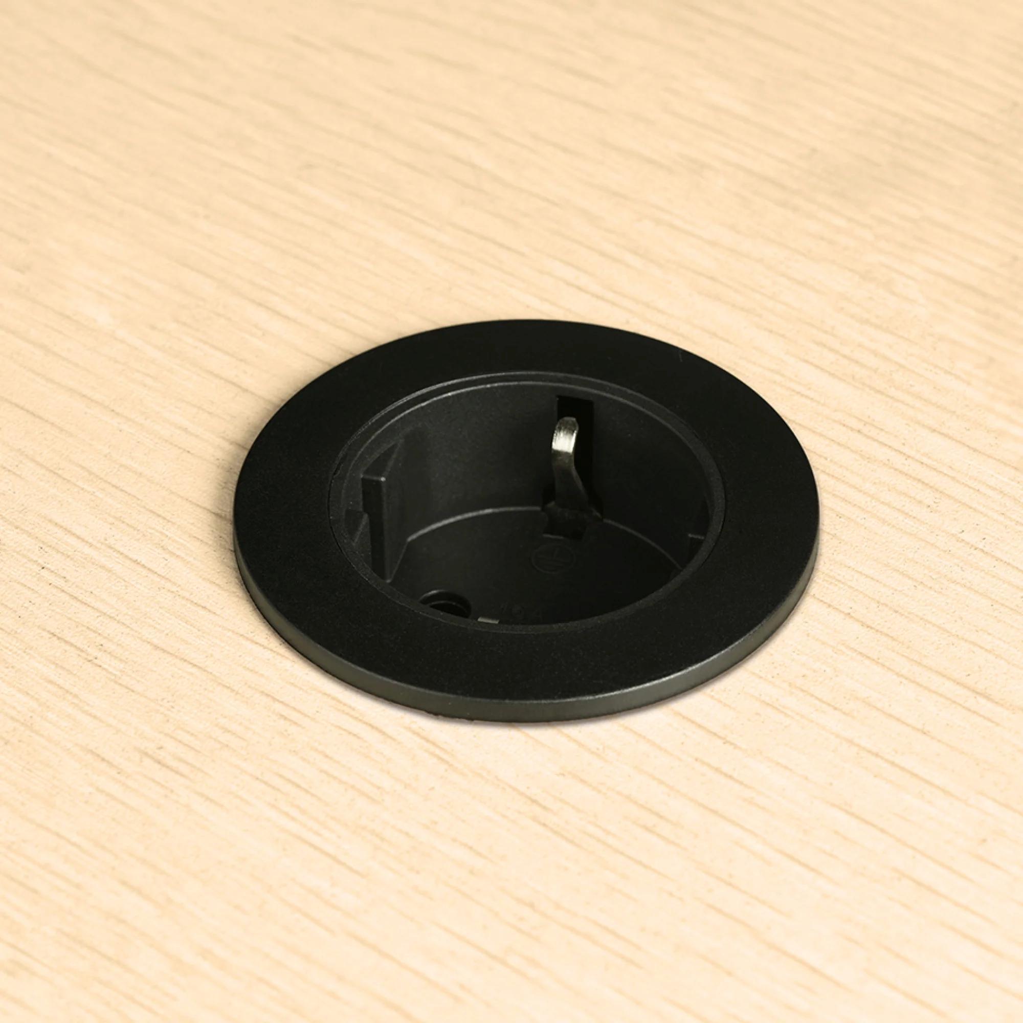 Multipresa incasso Schuko tonda nera integrata su piano in legno