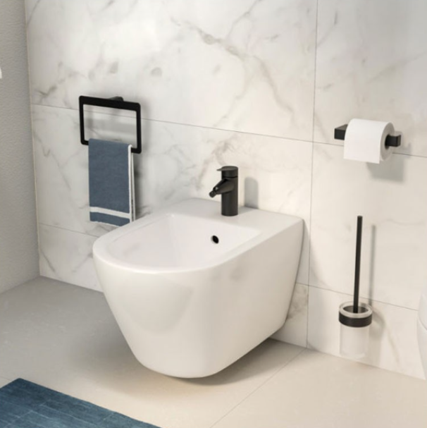 porta rotolo carta igienica installato in bagno su parete con sanitari moderni