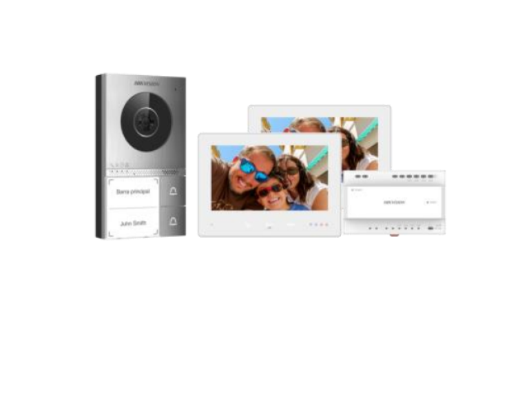 Vista frontale di gruppo del kit videocitofono bifamiliare Hikvision con 2 monitor HD touch screen e pulsantiera esterna
