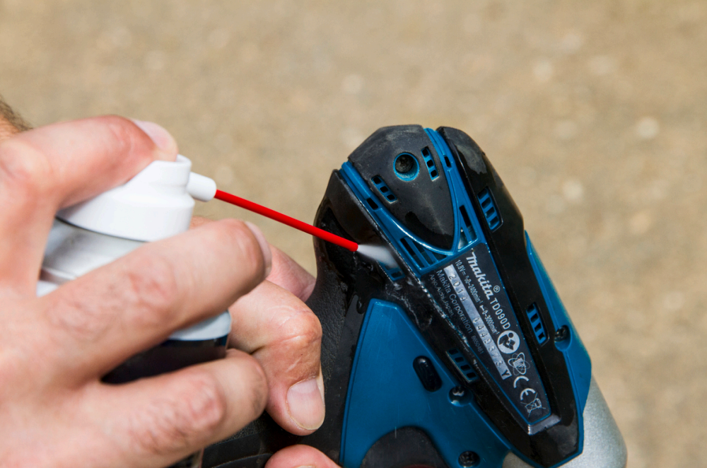 Utilizzo spray lubrificante Facot GT7 su utensile elettrico per ridurre attriti e manutenzione parti meccaniche di precisione