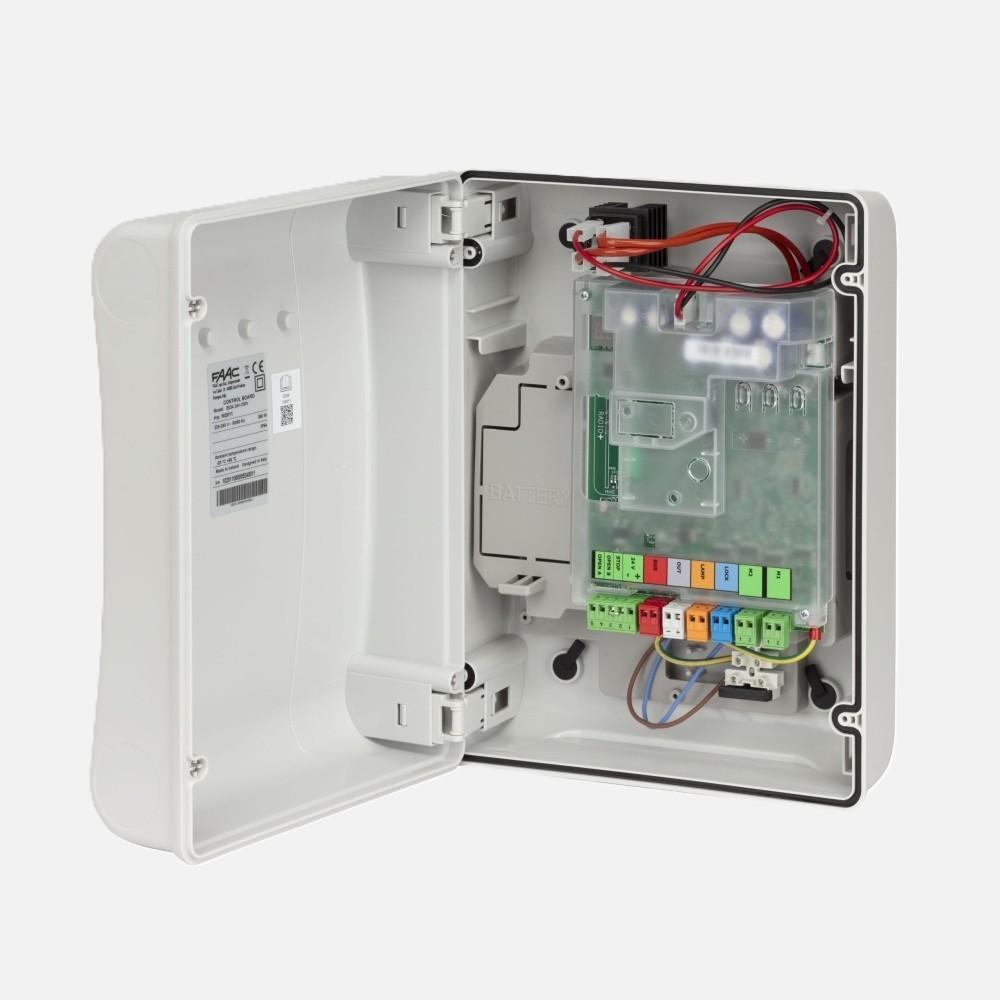 centralina per automazione cancello FAAC 24V 230V vista aperta con morsetti e cablaggi