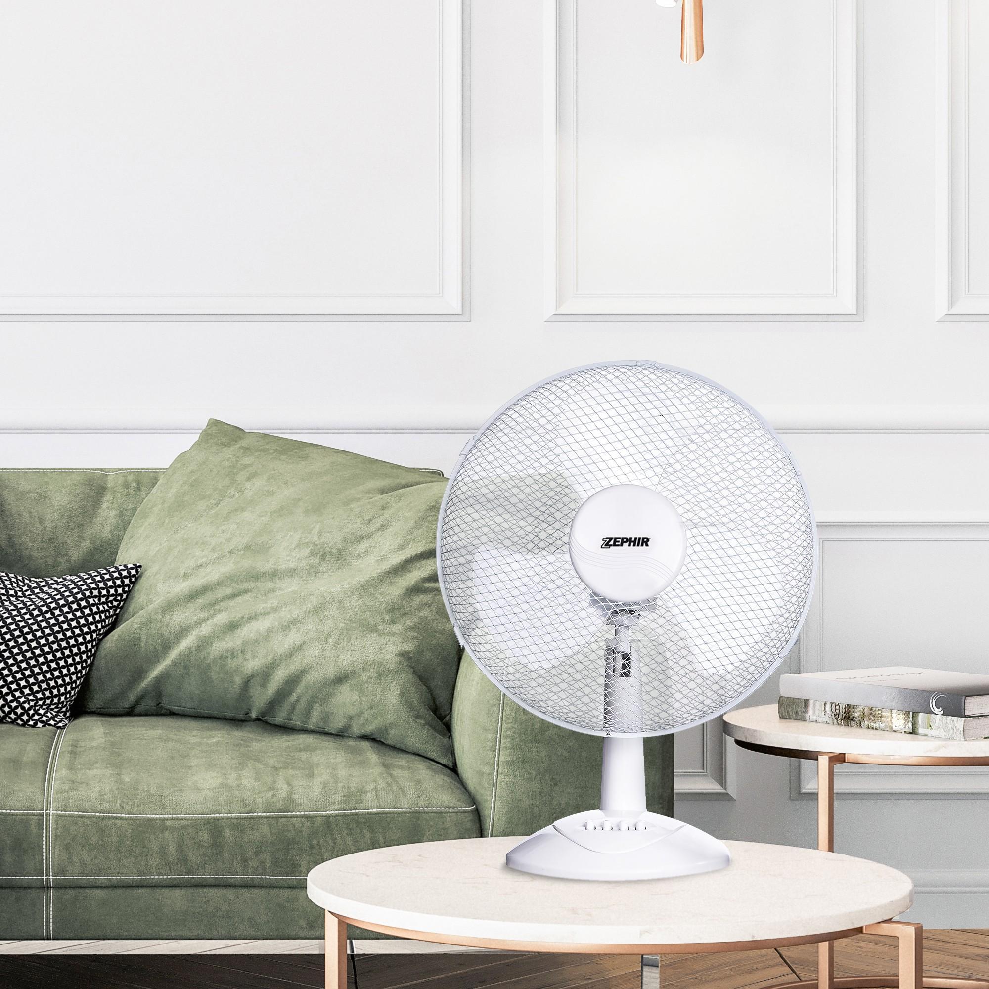 ventilatore Zephir da tavolo su tavolino ambiente domestico con pale e griglia nido dape