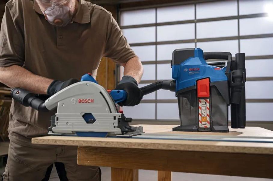 Aspiratore Bosch GAS18V 6LS in utilizzo collegato ad elettroutensile durante lavorazioni su banco