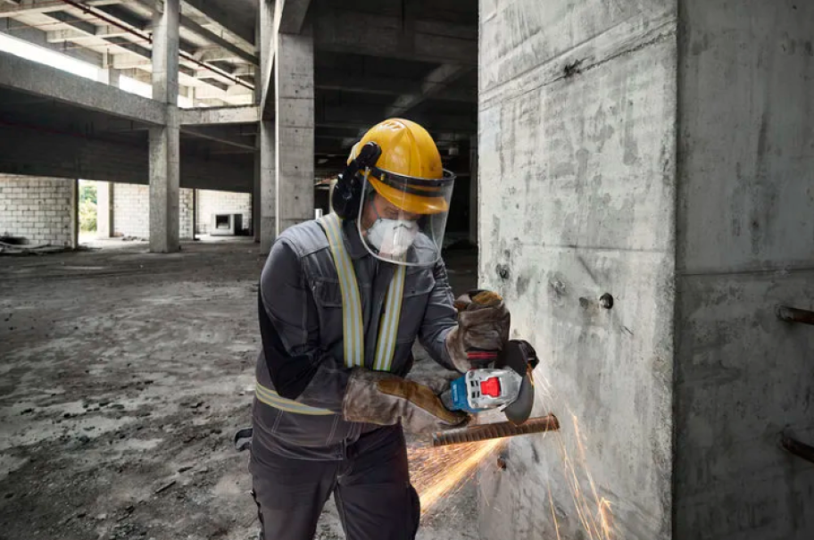 Smerigliatrice angolare Bosch in uso su cantiere edile per taglio metallo