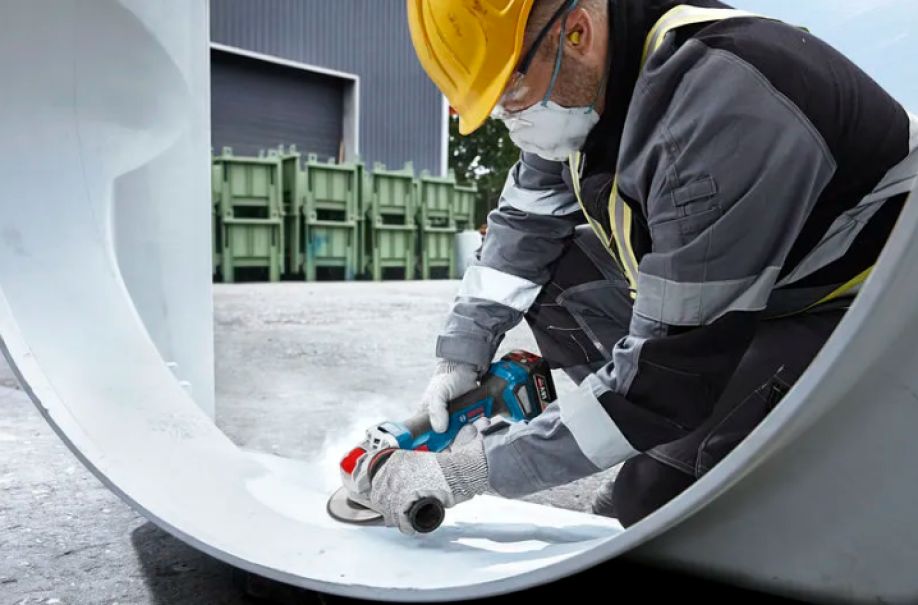 Utilizzo smerigliatrice angolare Bosch X-LOCK in ambiente industriale esterno