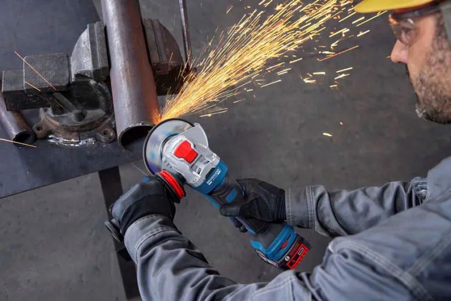 Smerigliatrice angolare Bosch in azione su tubi metallici industria X LOCK 18V