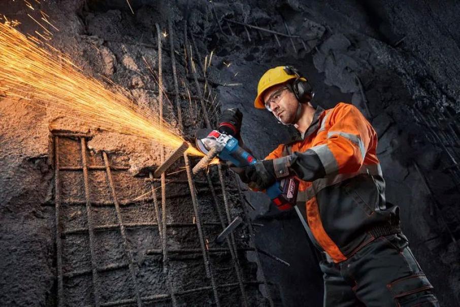 Applicazione smerigliatrice angolare Bosch su tondini di ferro in contesto edilizia pesante