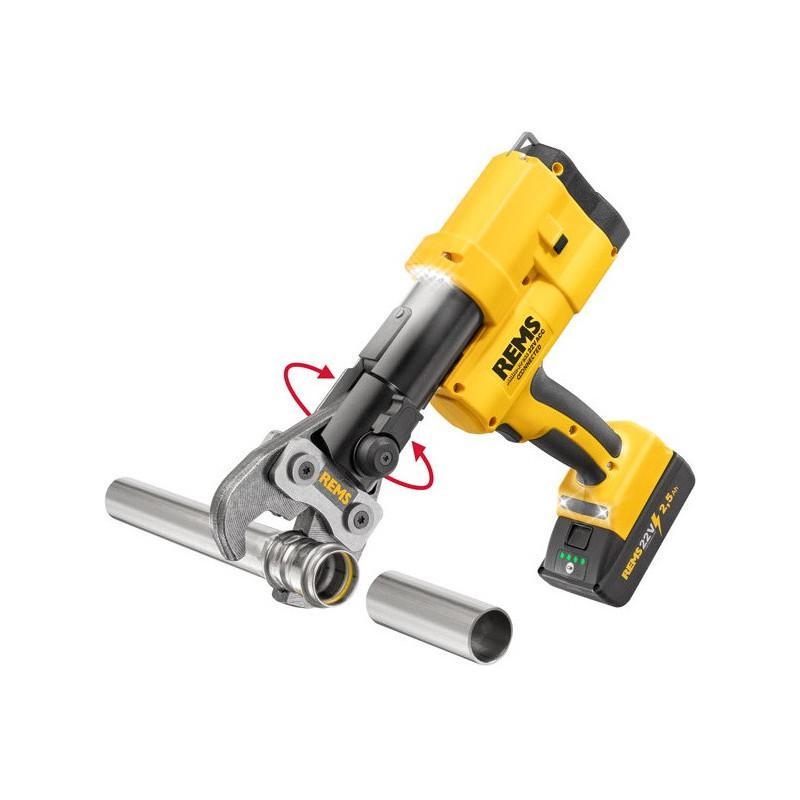 Pressatrice radiale a batteria REMS 22V in azione serraggio tubi funzione rotazione