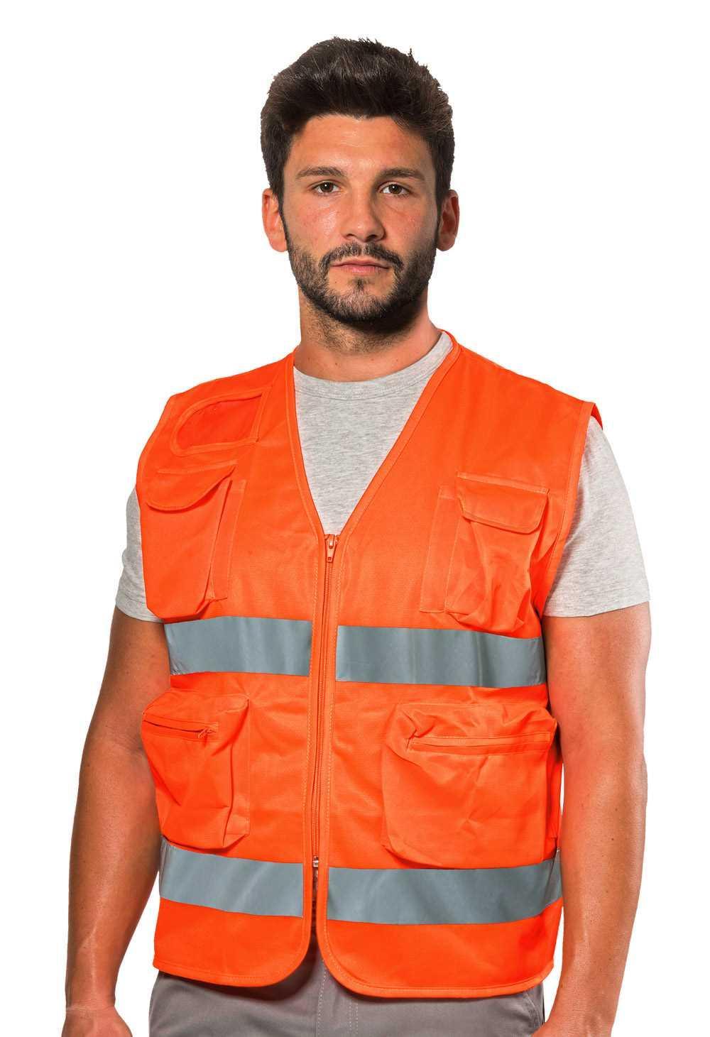 Gilet alta visibilitu00e0 arancione multitasche con bande rifrangenti LOGICA POCKETHVAR XL indossato da uomo su fondo bianco